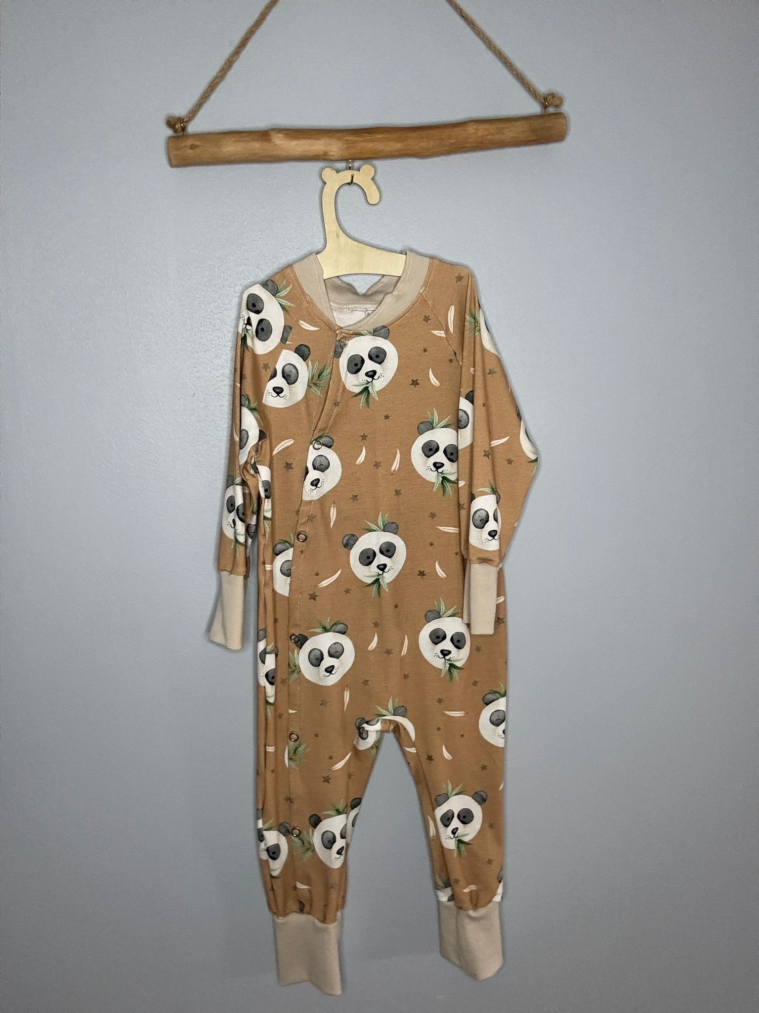 Pyjama OEKO-TEX® - Pandas gourmands sur fond caramel