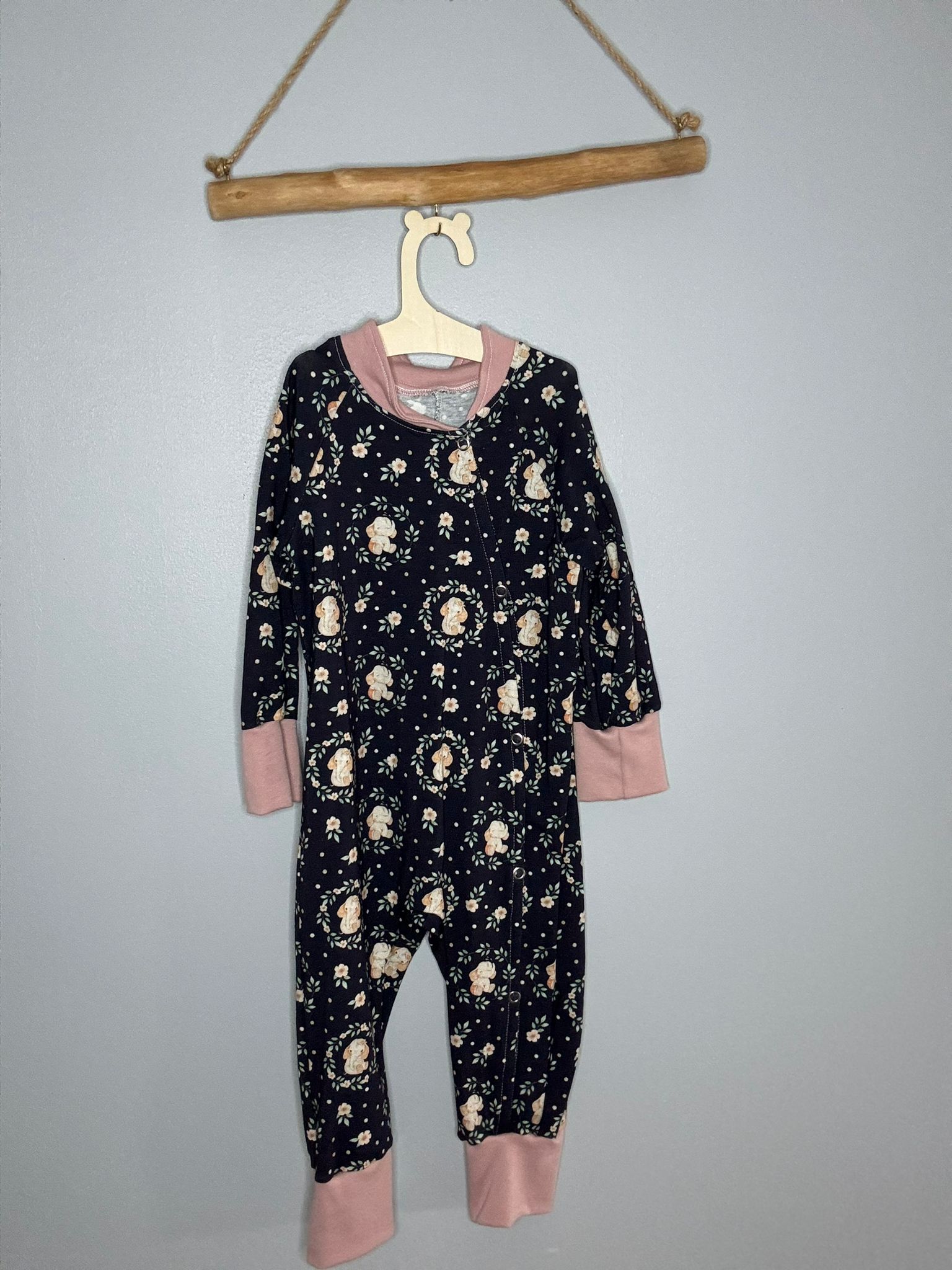 Pyjama OEKO-TEX® - Motif petites lapines fleuries sur fond noir