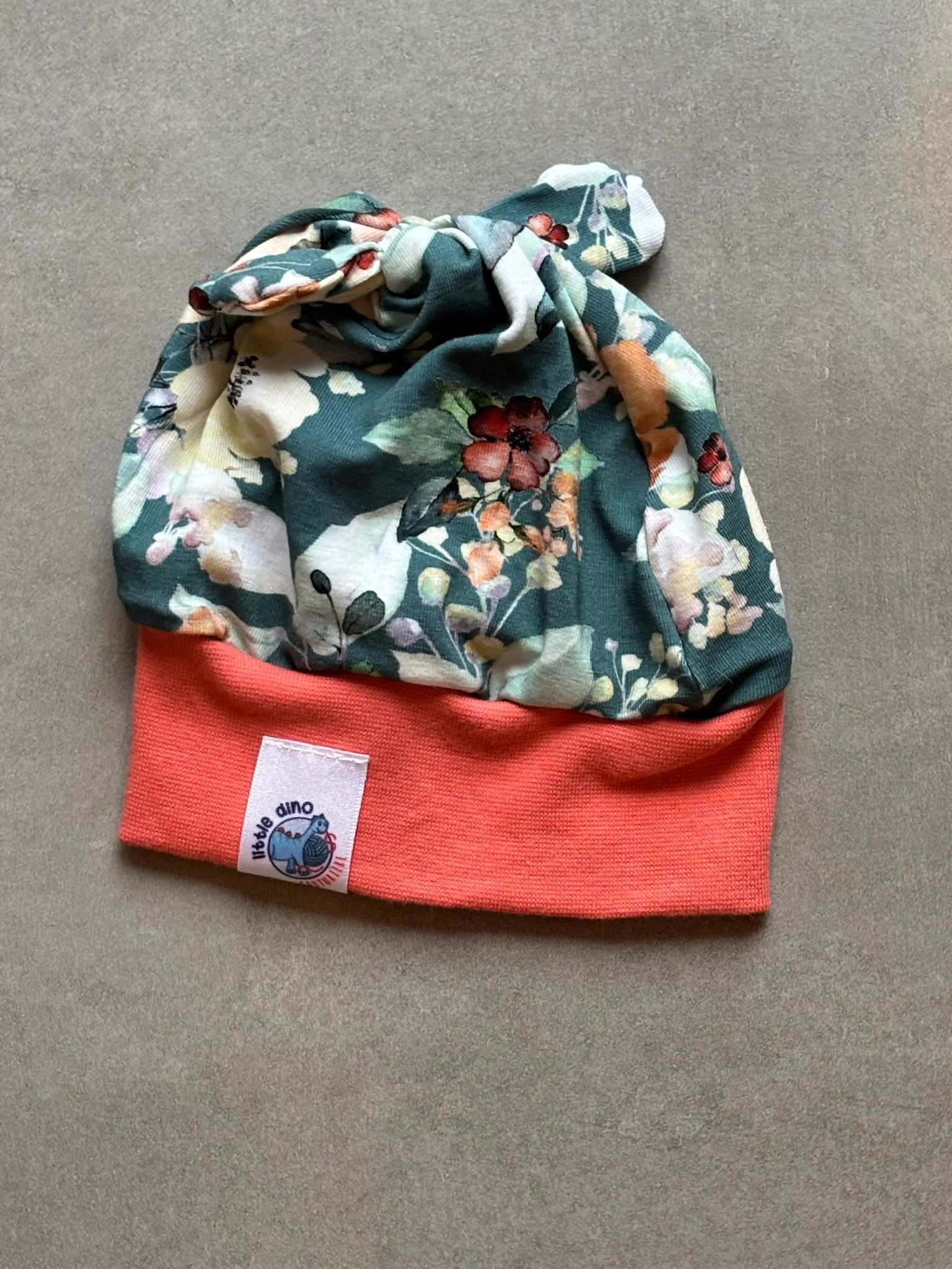 Bonnet OEKO-TEX® - Fleurs Sauvages Vert & Bordure Corail