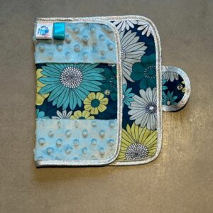 Protège carnet OEKO-TEX® - Fleurs rétro & Minky bleu ciel