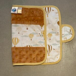 Protège carnet OEKO-TEX® - Montgolfières dorées & Minky caramel