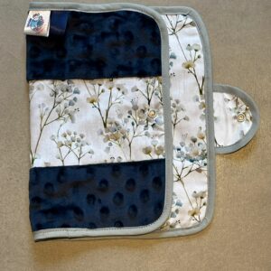 Protège carnet OEKO-TEX® - Fleurs de gypsophile & minky bleu nuit