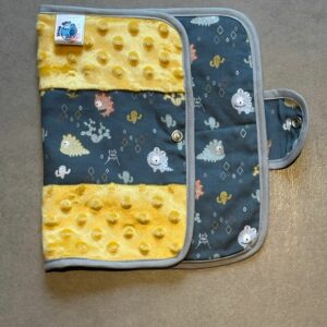 Protège carnet OEKO-TEX® - Petits dinos & minky jaune soleil