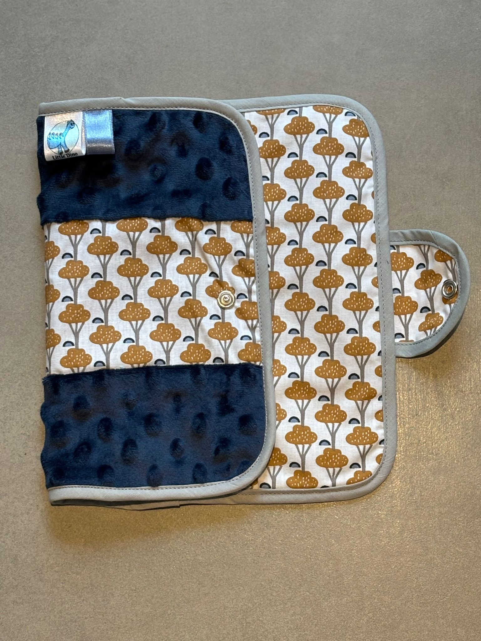 Protège carnet OEKO-TEX® - Fleurs moutarde & minky bleu nuit