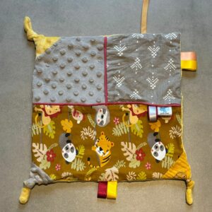 Doudou carré OEKO-TEX® - Jungle dorée & douceur tactile
