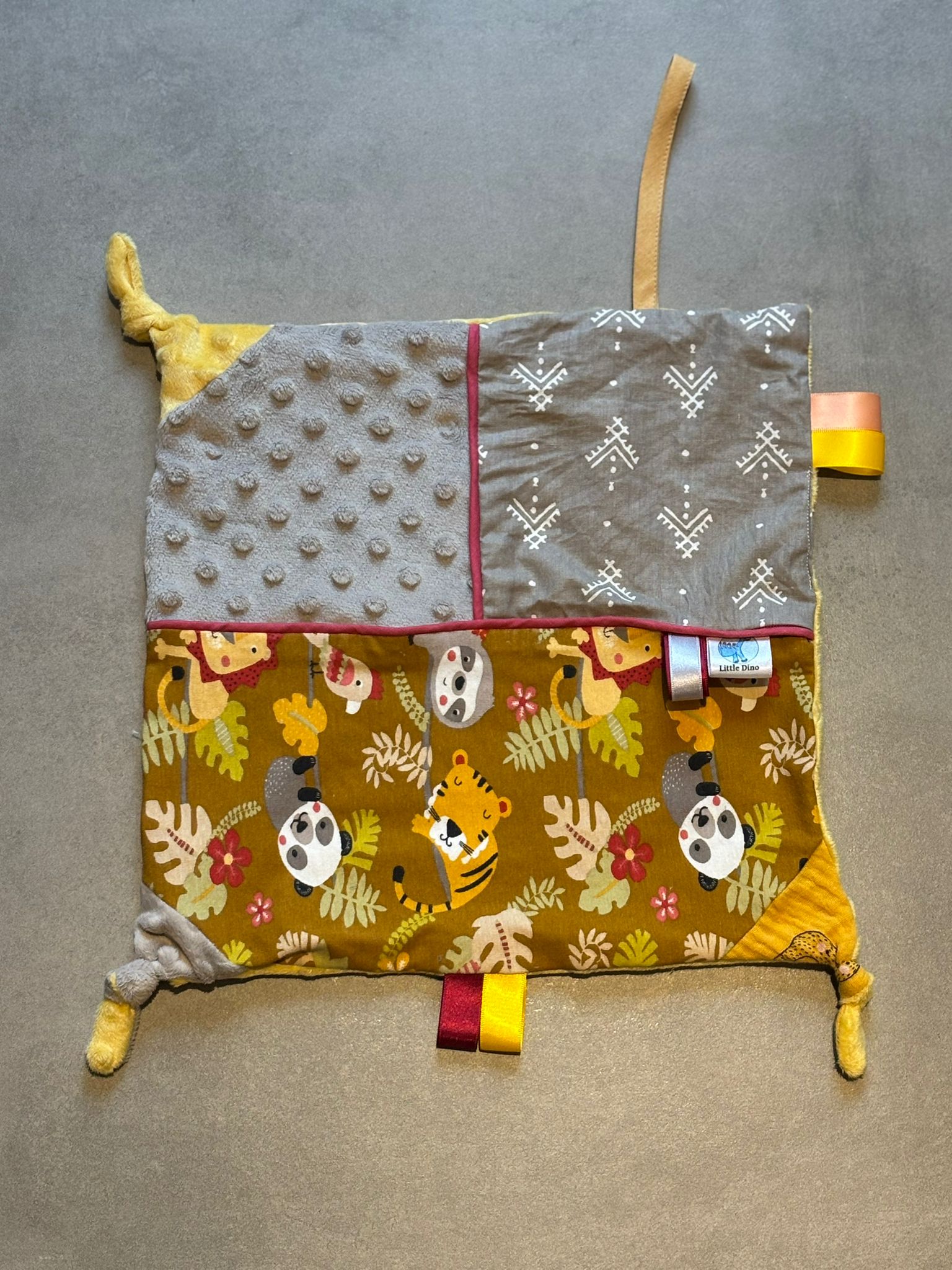 Doudou carré OEKO-TEX® - Jungle dorée & douceur tactile