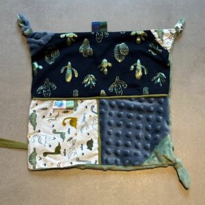 Doudou carré OEKO-TEX® - Dino bleu & forêts enchantées