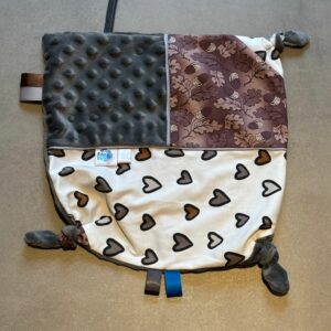 Doudou carré OEKO-TEX® - Cœurs chocolat & forêt d’automne