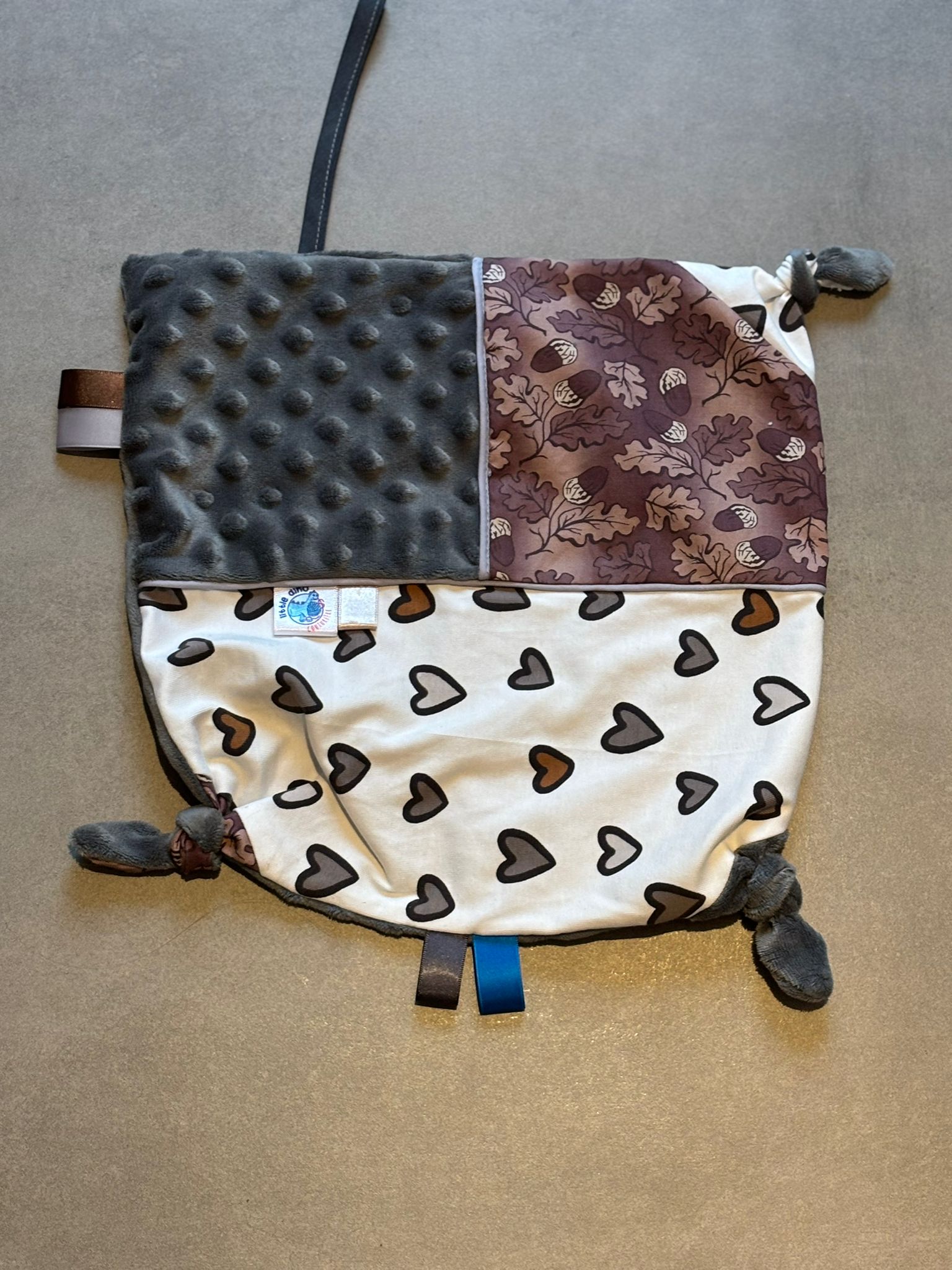 Doudou carré OEKO-TEX® - Cœurs chocolat & forêt d’automne