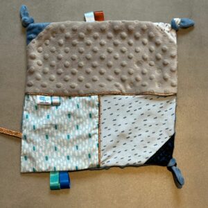 Doudou carré OEKO-TEX® - Nuages bleus & douceur sablée