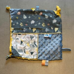 Doudou carré OEKO-TEX® - Petits animaux & géométrie bleu-moutarde