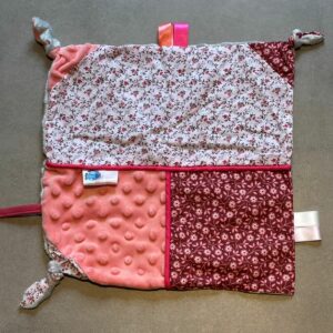 Doudou carré OEKO-TEX® - Fleurs roses & douceur framboise