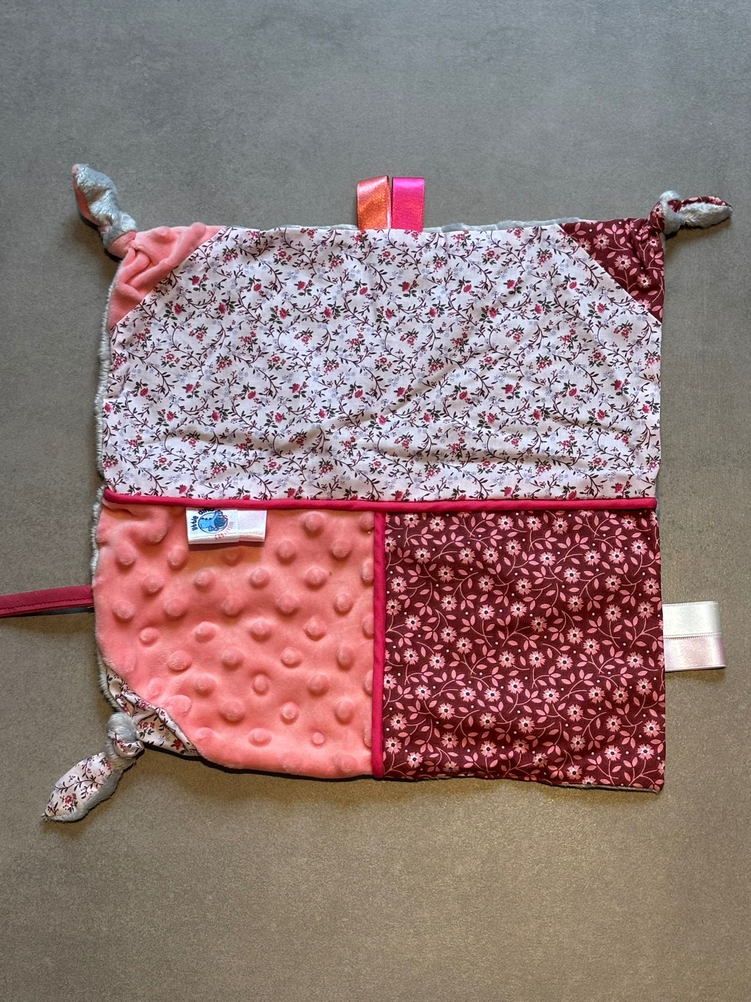 Doudou carré OEKO-TEX® - Fleurs roses & douceur framboise