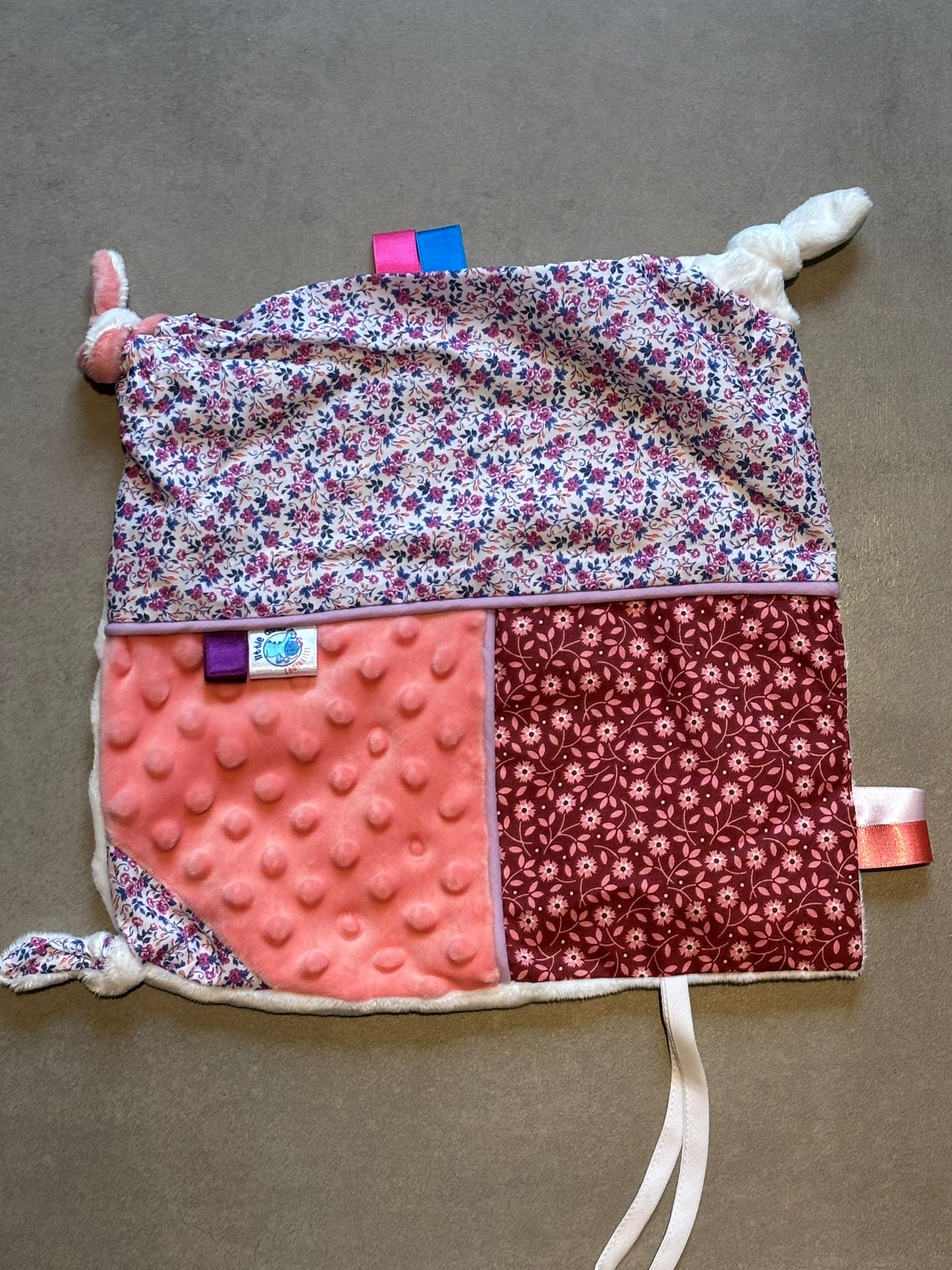 Doudou carré OEKO-TEX® - Fleurs violettes & douceur corail