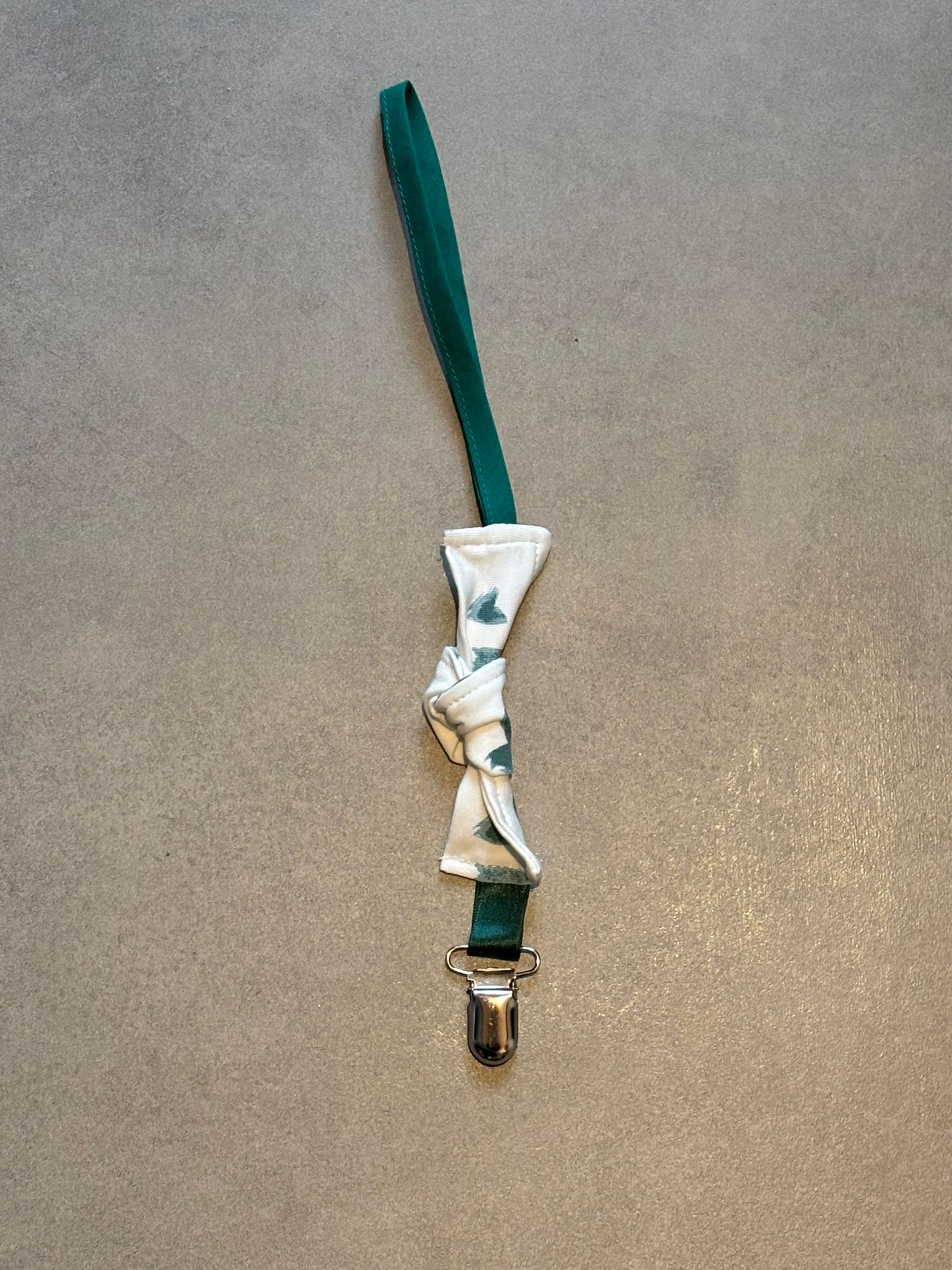 Attache tétine OEKO-TEX® - Feuillage vert & sangle émeraude