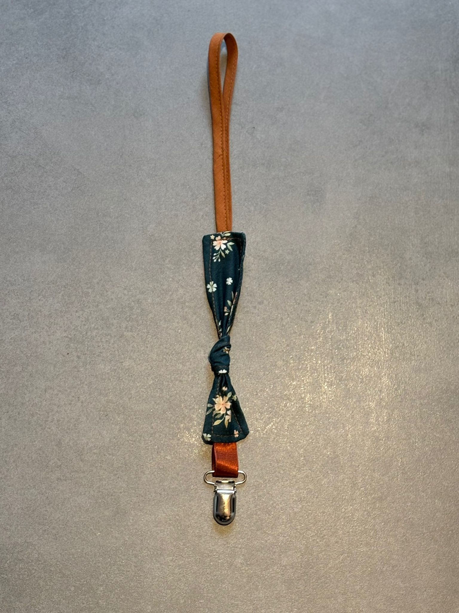 Attache tétine OEKO-TEX® - Fleurs vintage & sangle caramel