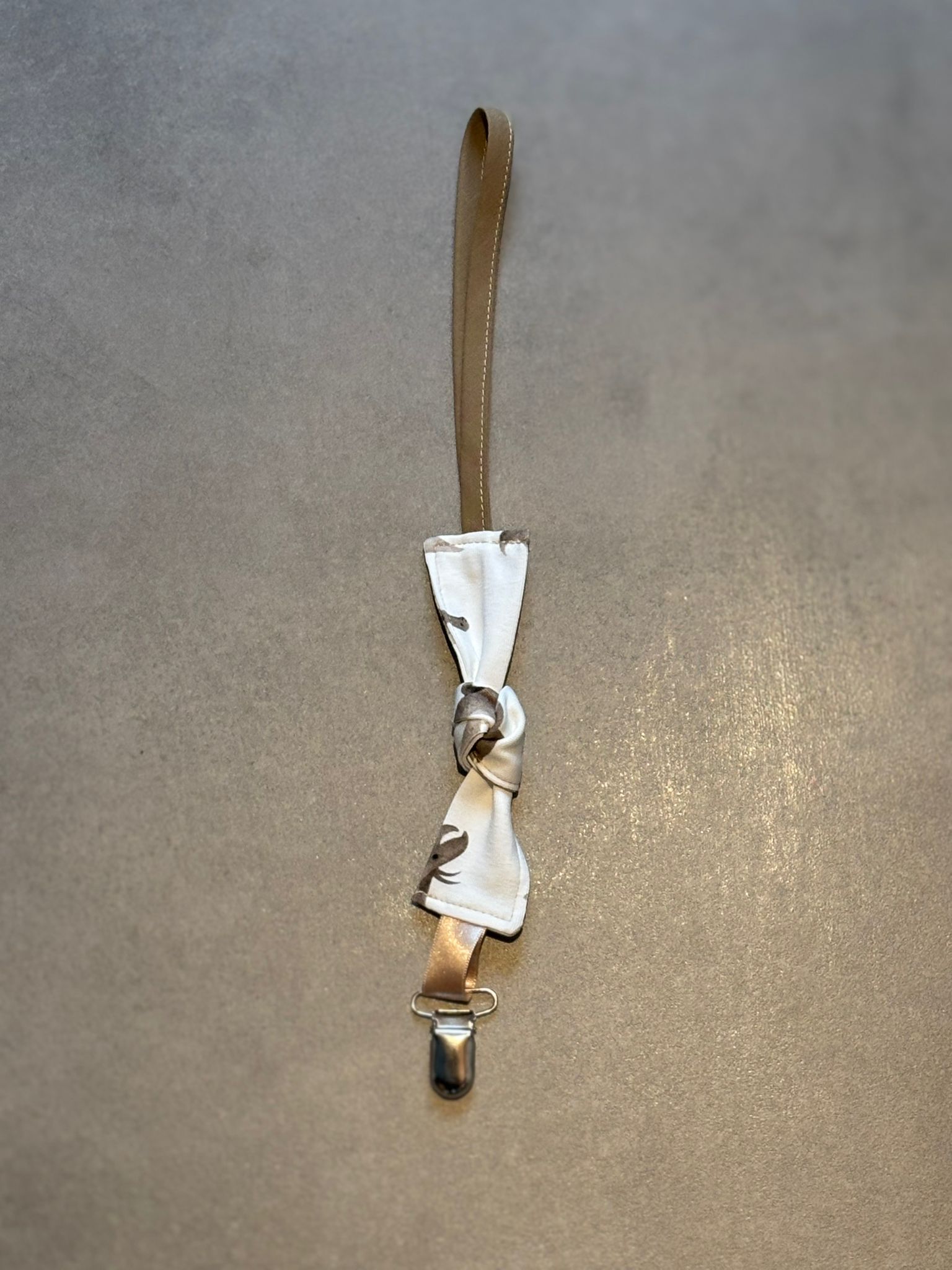 Attache tétine OEKO-TEX® - Dinos taupe & sangle sable