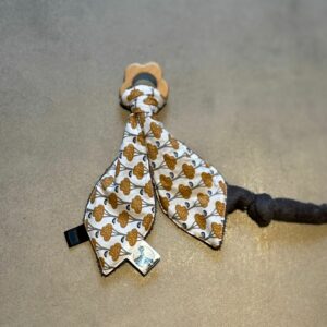 Anneau de dentition OEKO-TEX® - Cœurs moutarde / bois naturel