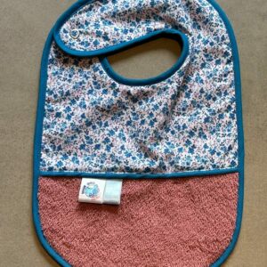 Bavoir OEKO-TEX® – Petites Fleurs Bleues & Rose Terre