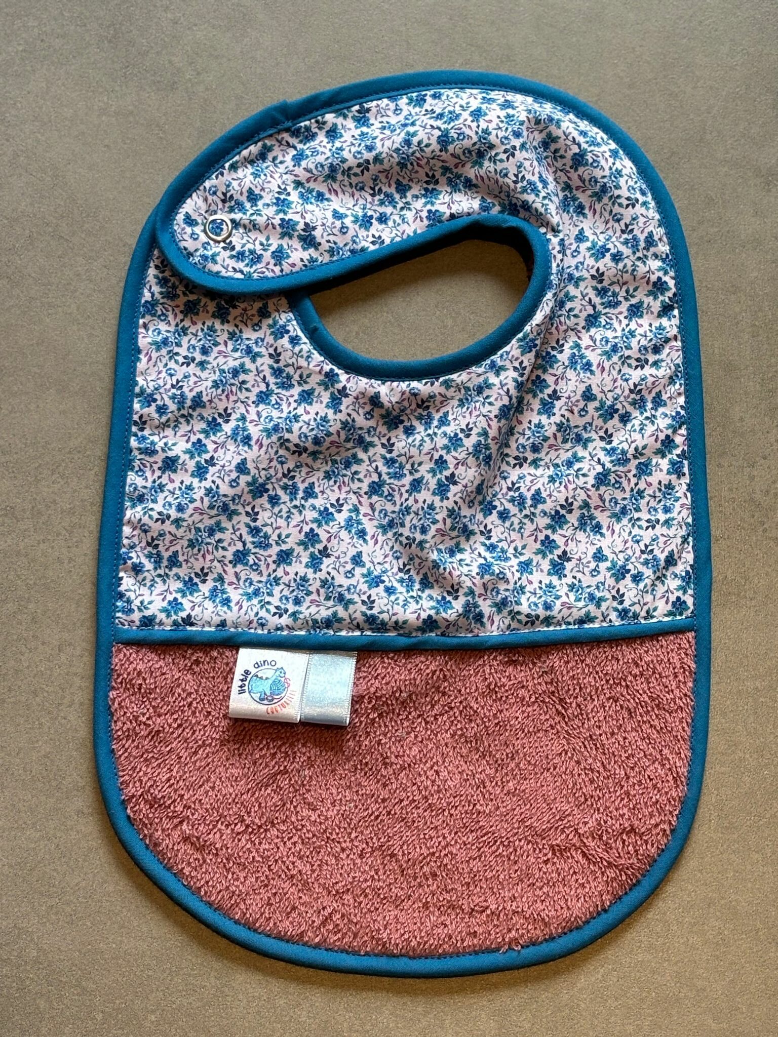 Bavoir OEKO-TEX® – Petites Fleurs Bleues & Rose Terre