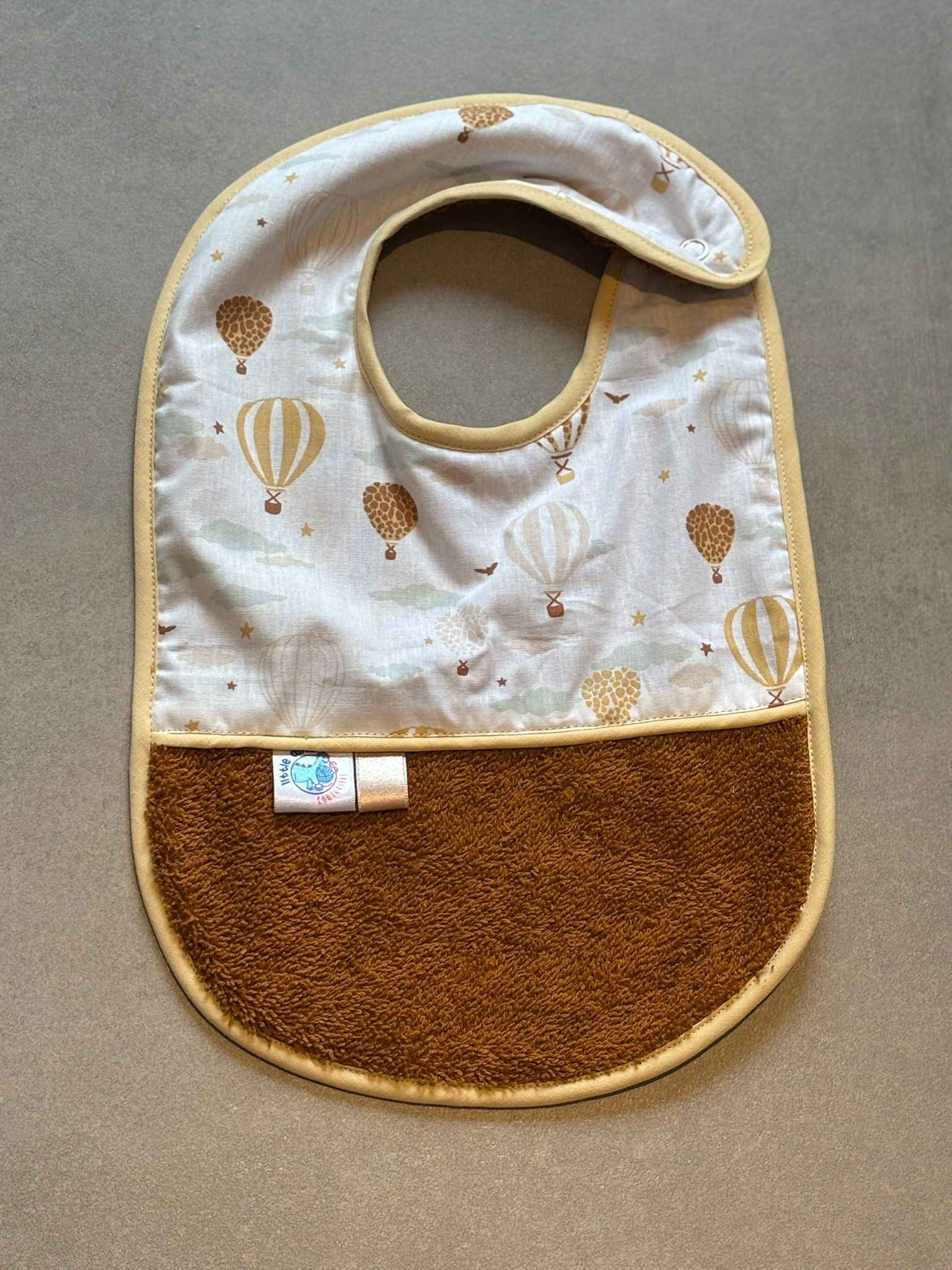 Bavoir OEKO-TEX® – Montgolfières Dorées