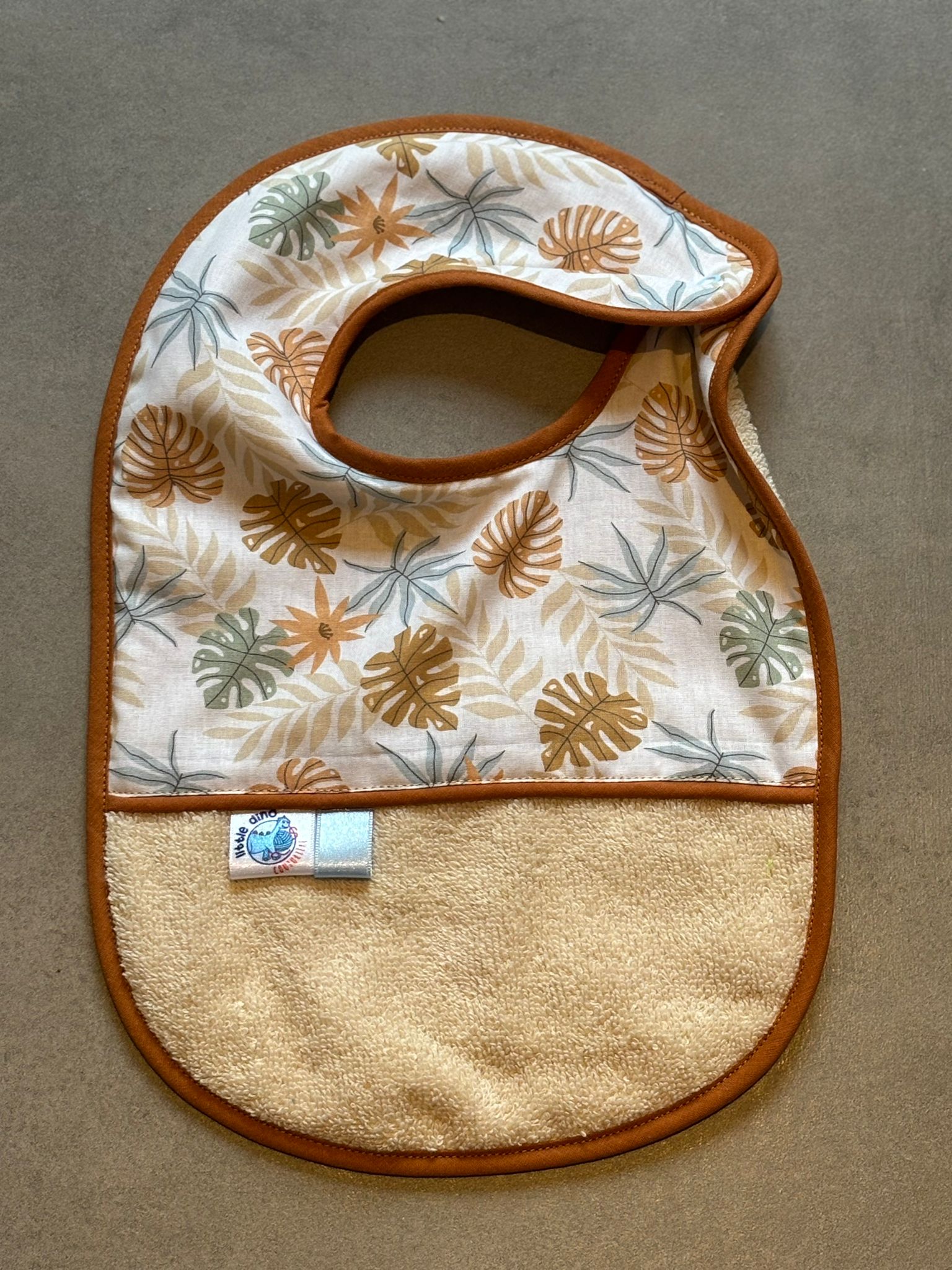 Bavoir OEKO-TEX® – Feuilles Tropicales & Beige