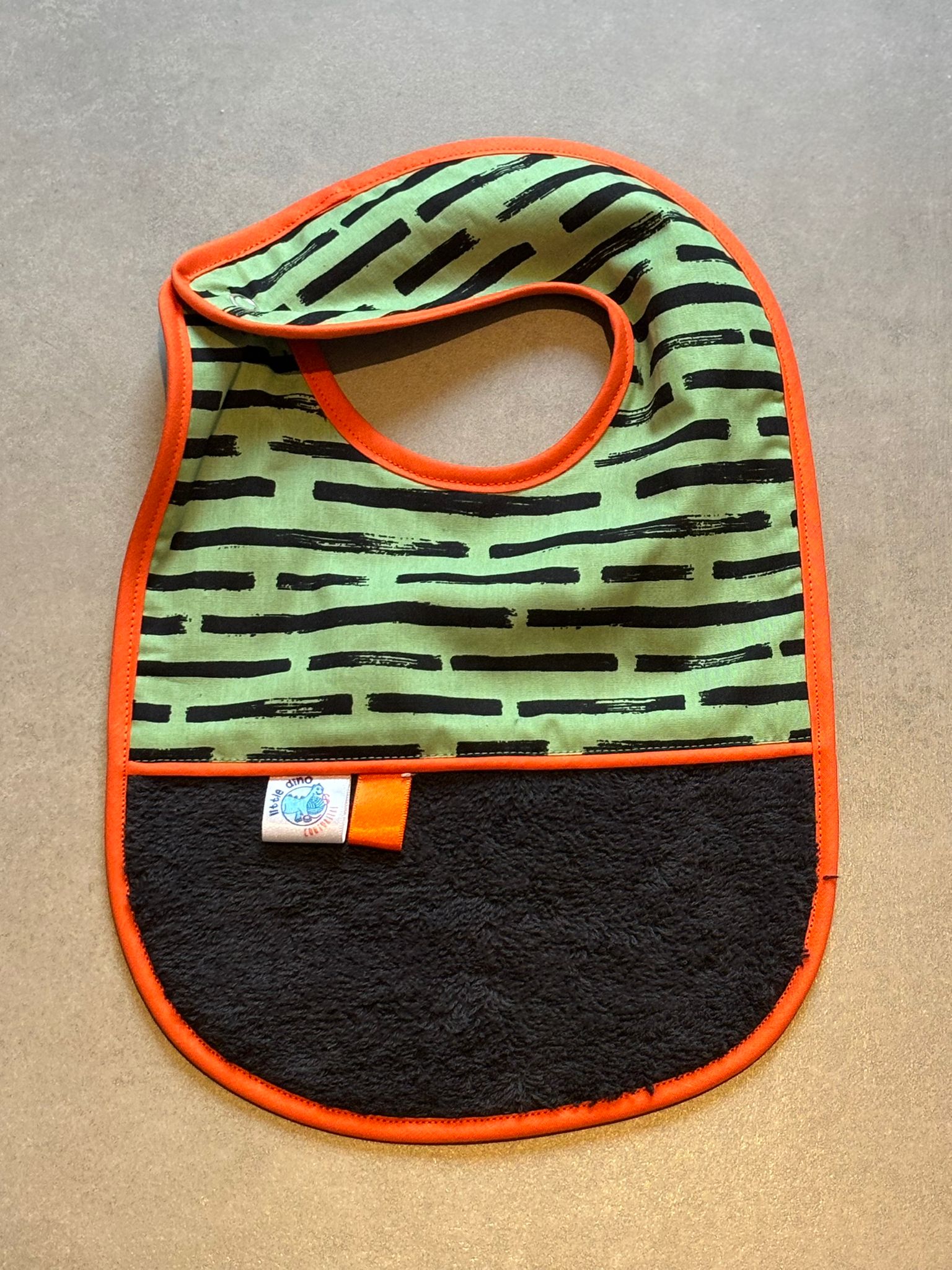 Bavoir OEKO-TEX® – Motif Rayures Noires