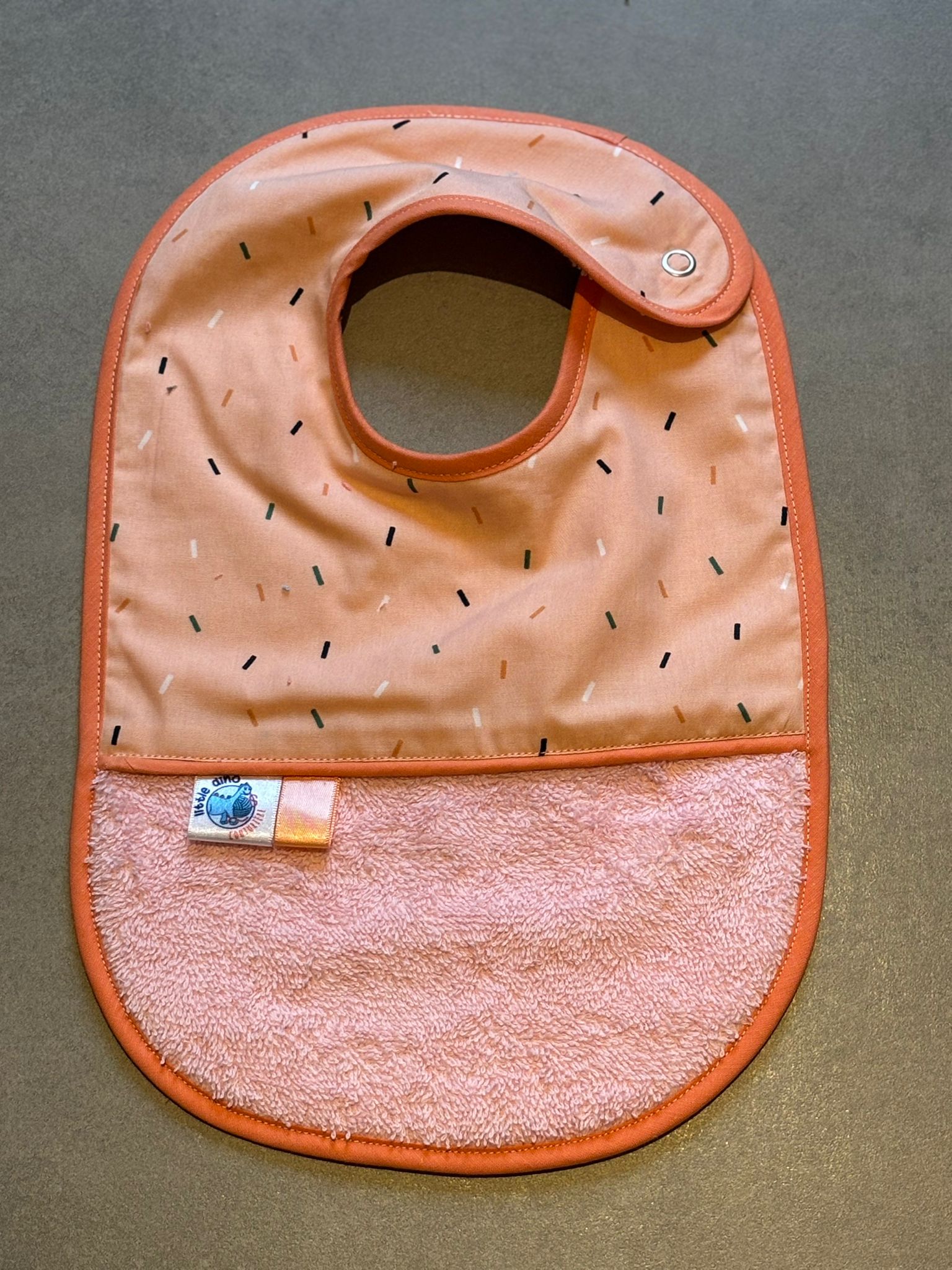 Bavoir OEKO-TEX® – Confettis Pêche & Rose