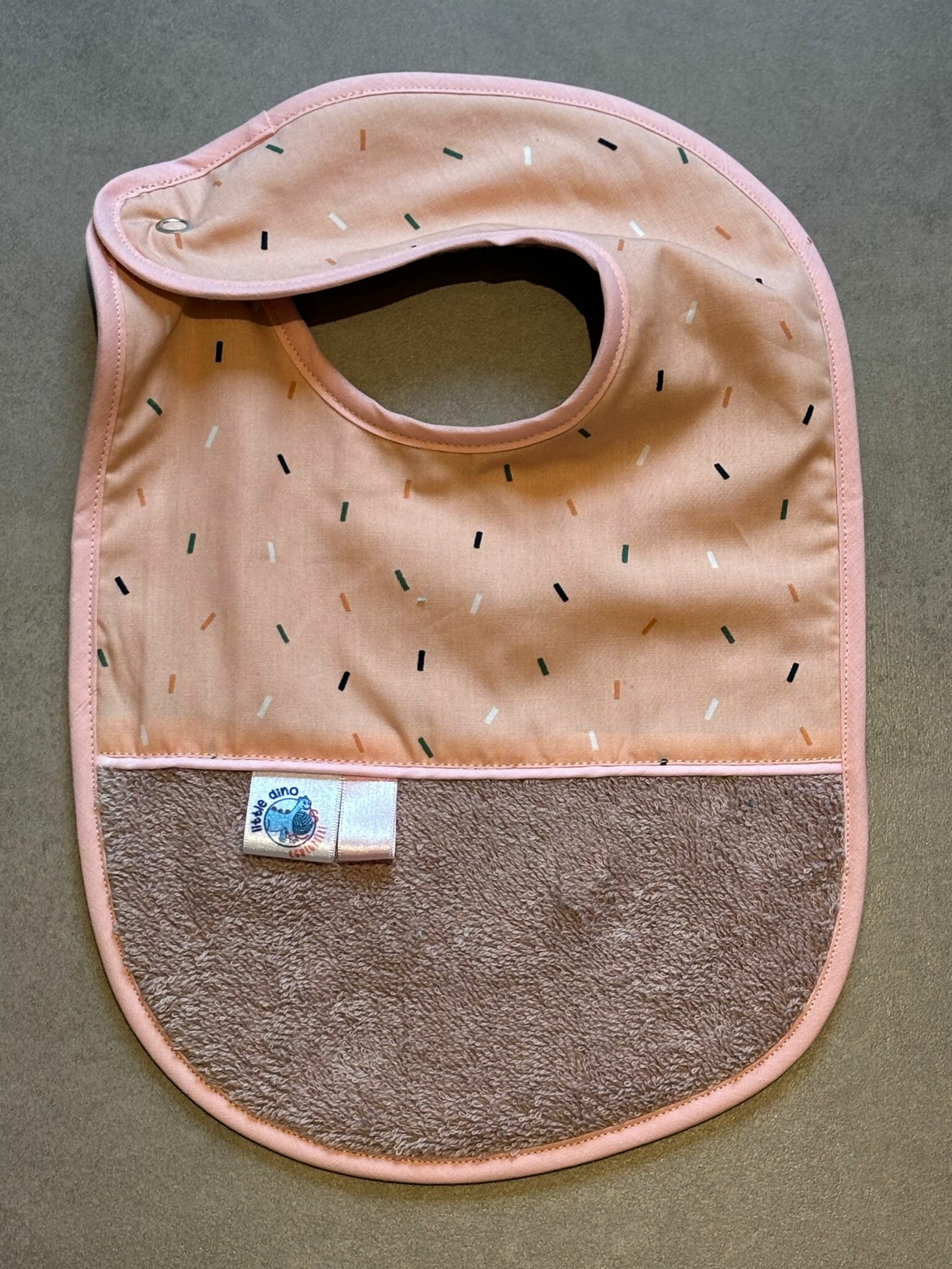 Bavoir OEKO-TEX® – Confettis Rose & Éponge Taupe