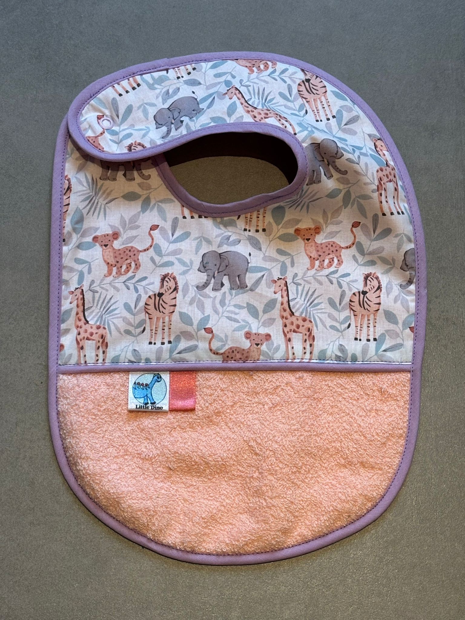 Bavoir OEKO-TEX® – Motif Animaux de la Savane Rose