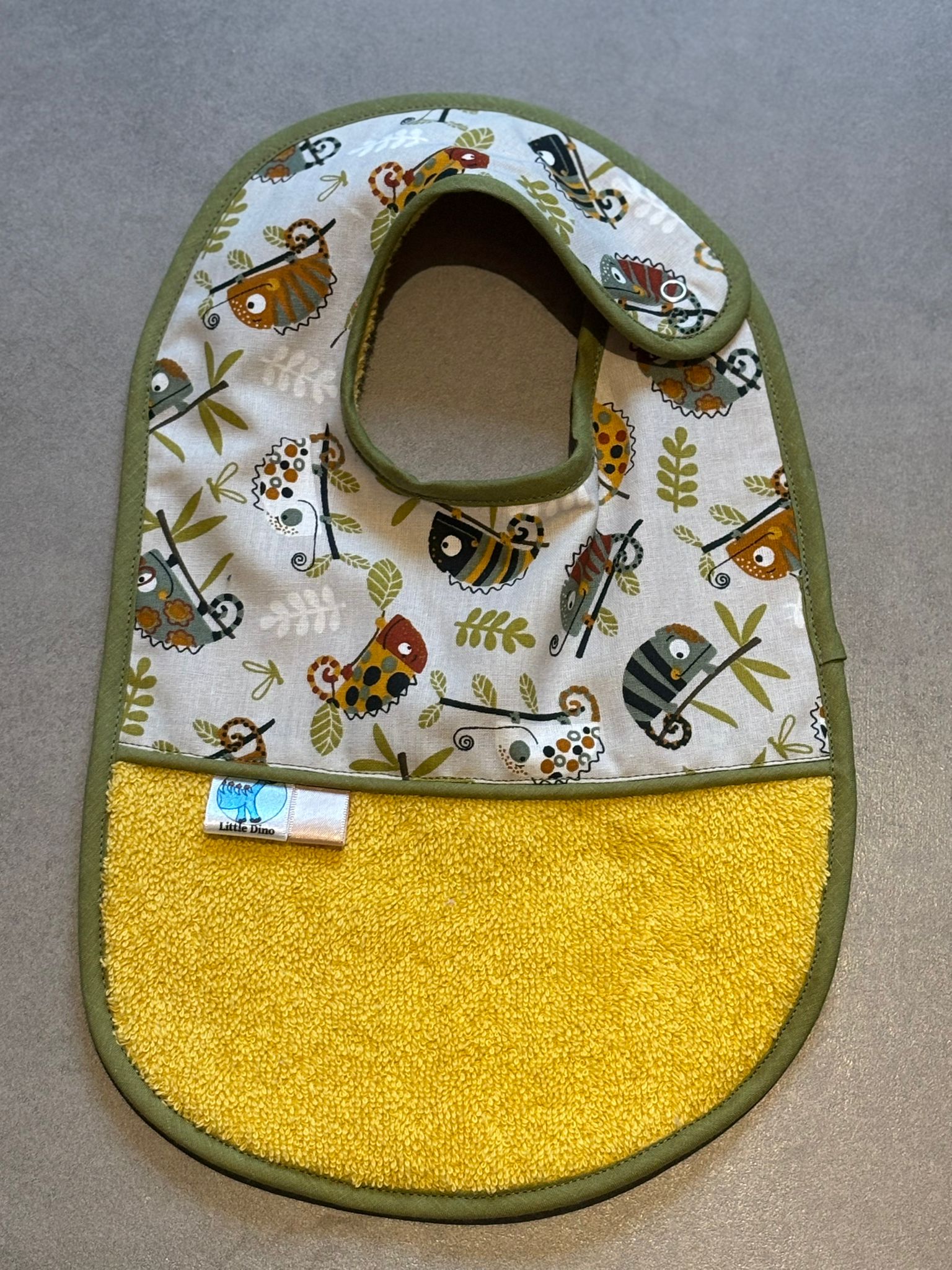 Bavoir OEKO-TEX® – Motif Caméléons Vert & Jaune