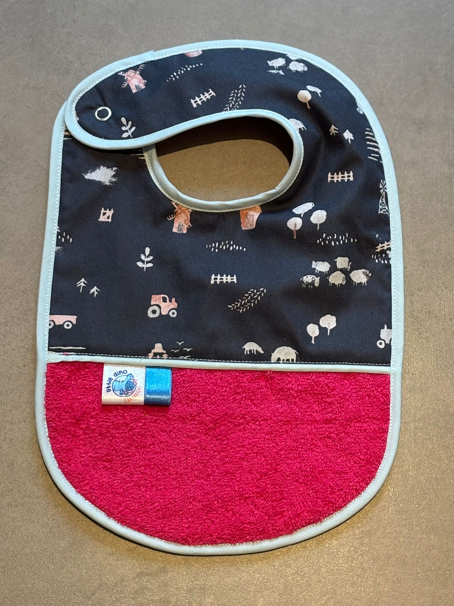 Bavoir OEKO-TEX® – Motif Ferme Bleu & Framboise