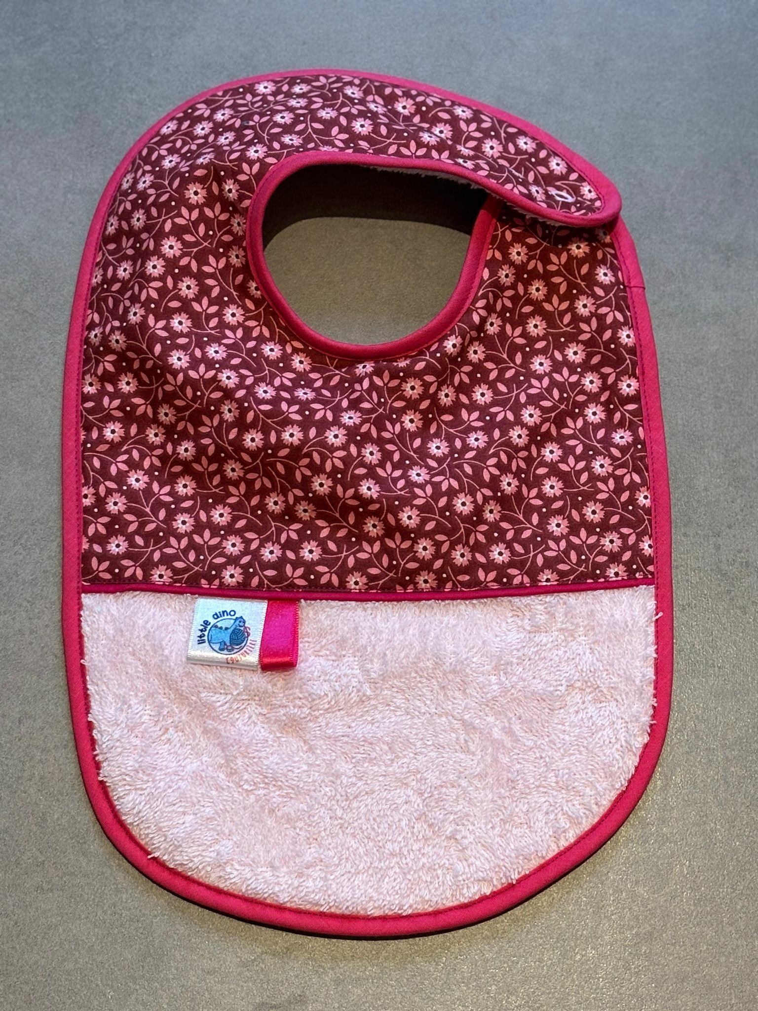 Bavoir OEKO-TEX® – Motif Fleurs Rose & Bordeaux