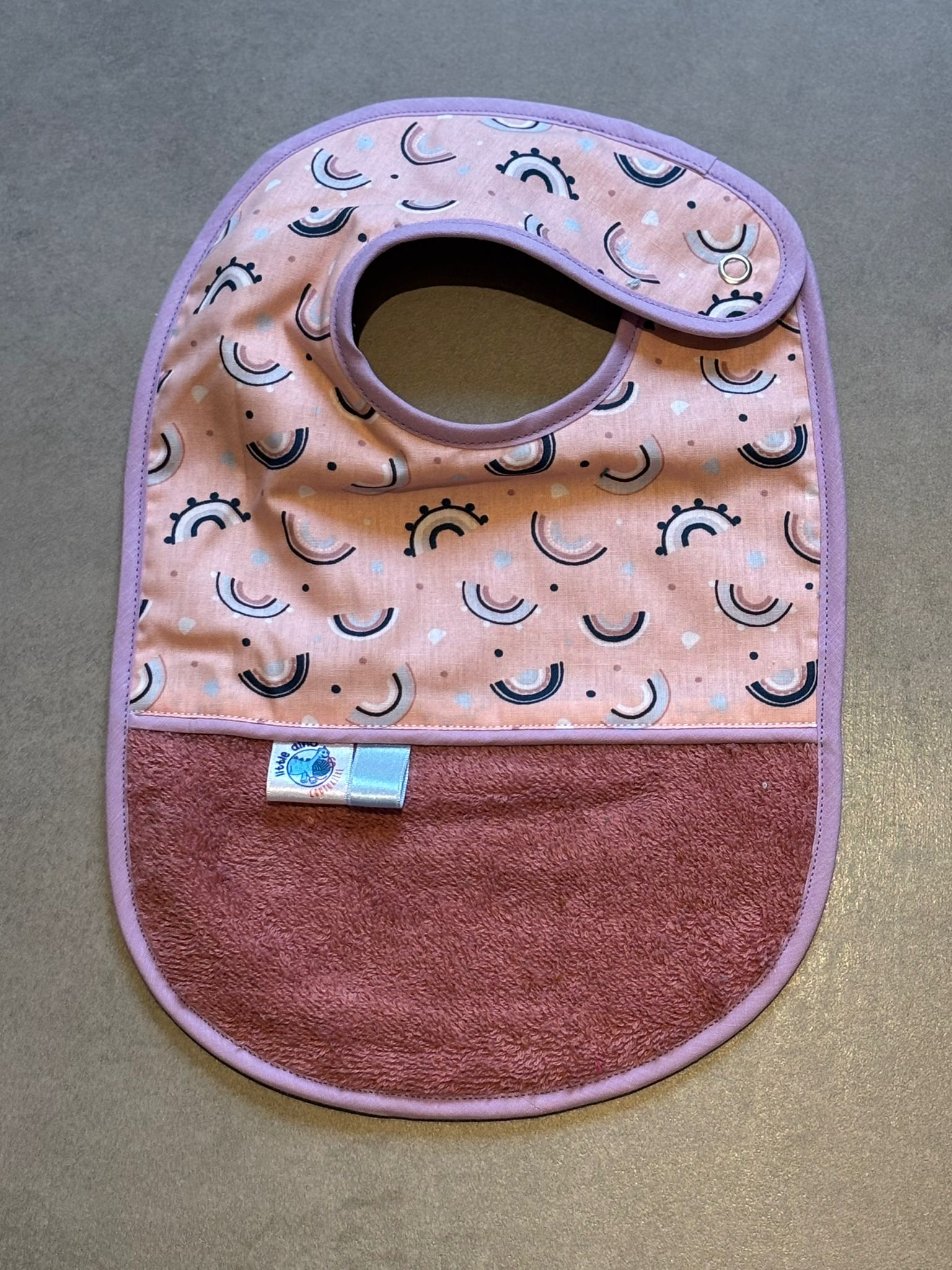 Bavoir OEKO-TEX® – Motif Arcs-en-Ciel Rose