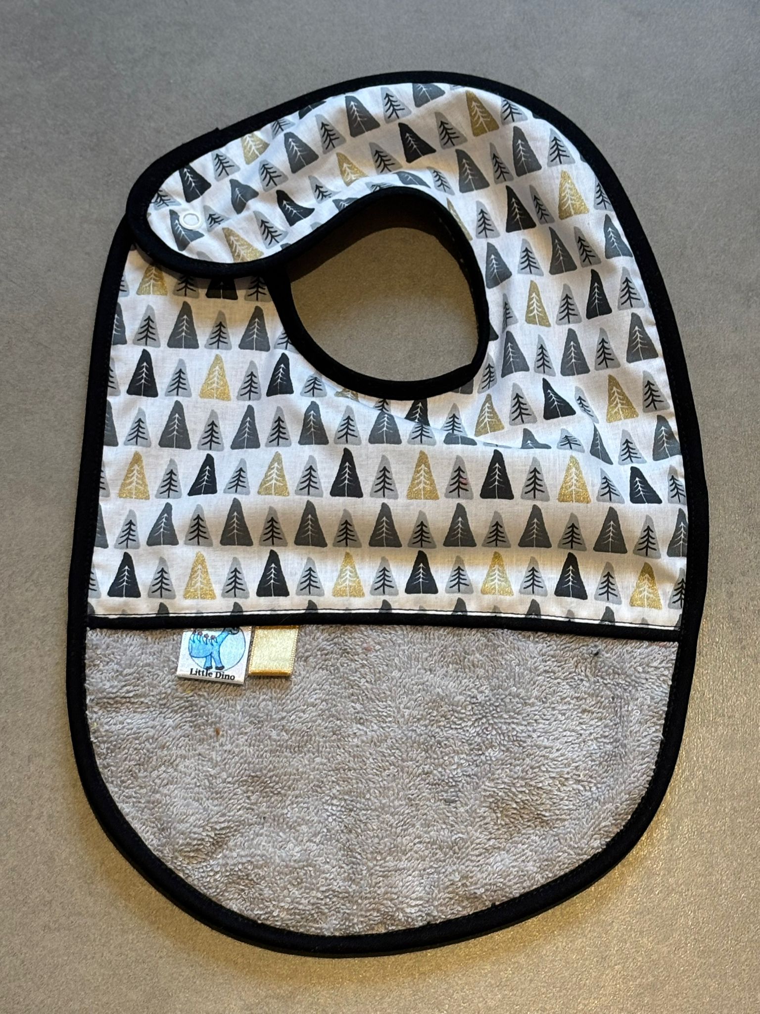 Bavoir OEKO-TEX® – Motif Forêt Noir & Or