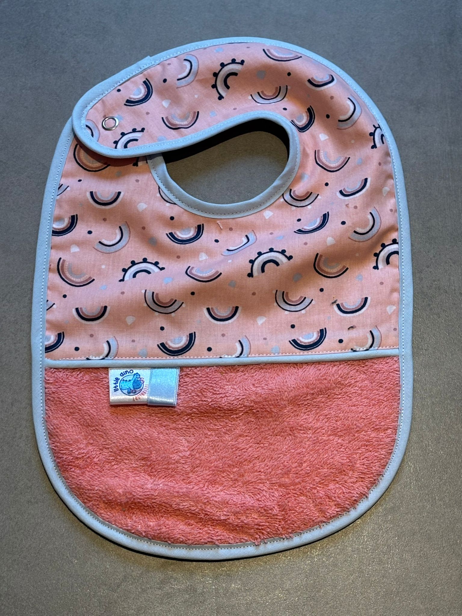 Bavoir OEKO-TEX® – Motif Arcs-en-Ciel Corail