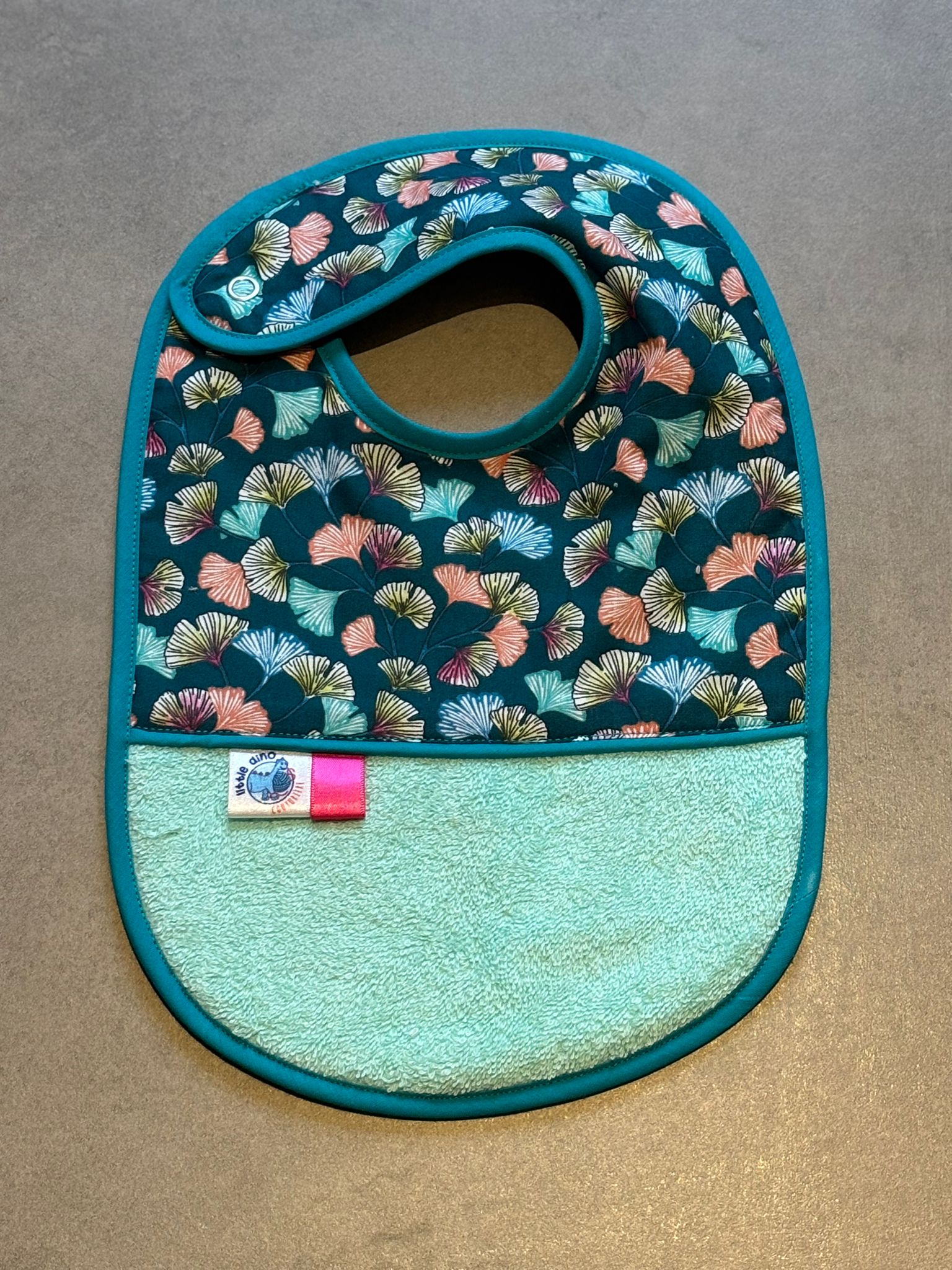 Bavoir OEKO-TEX® – Motif Feuilles Ginkgo Turquoise