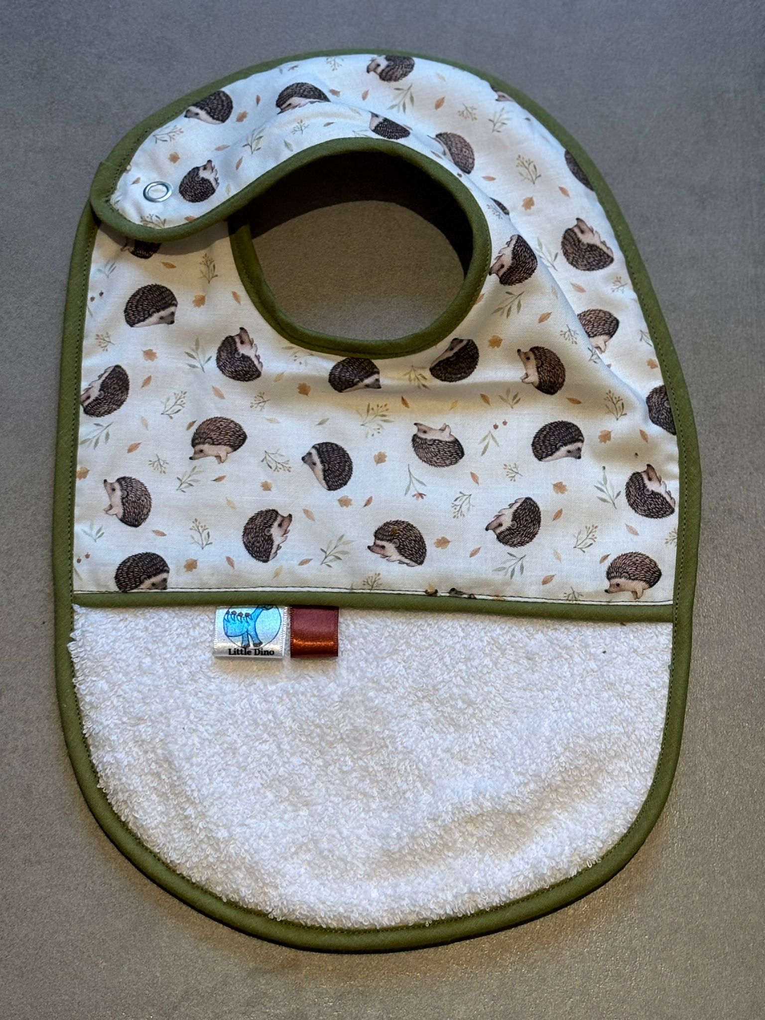 Bavoir OEKO-TEX® – Motif Hérissons Vert