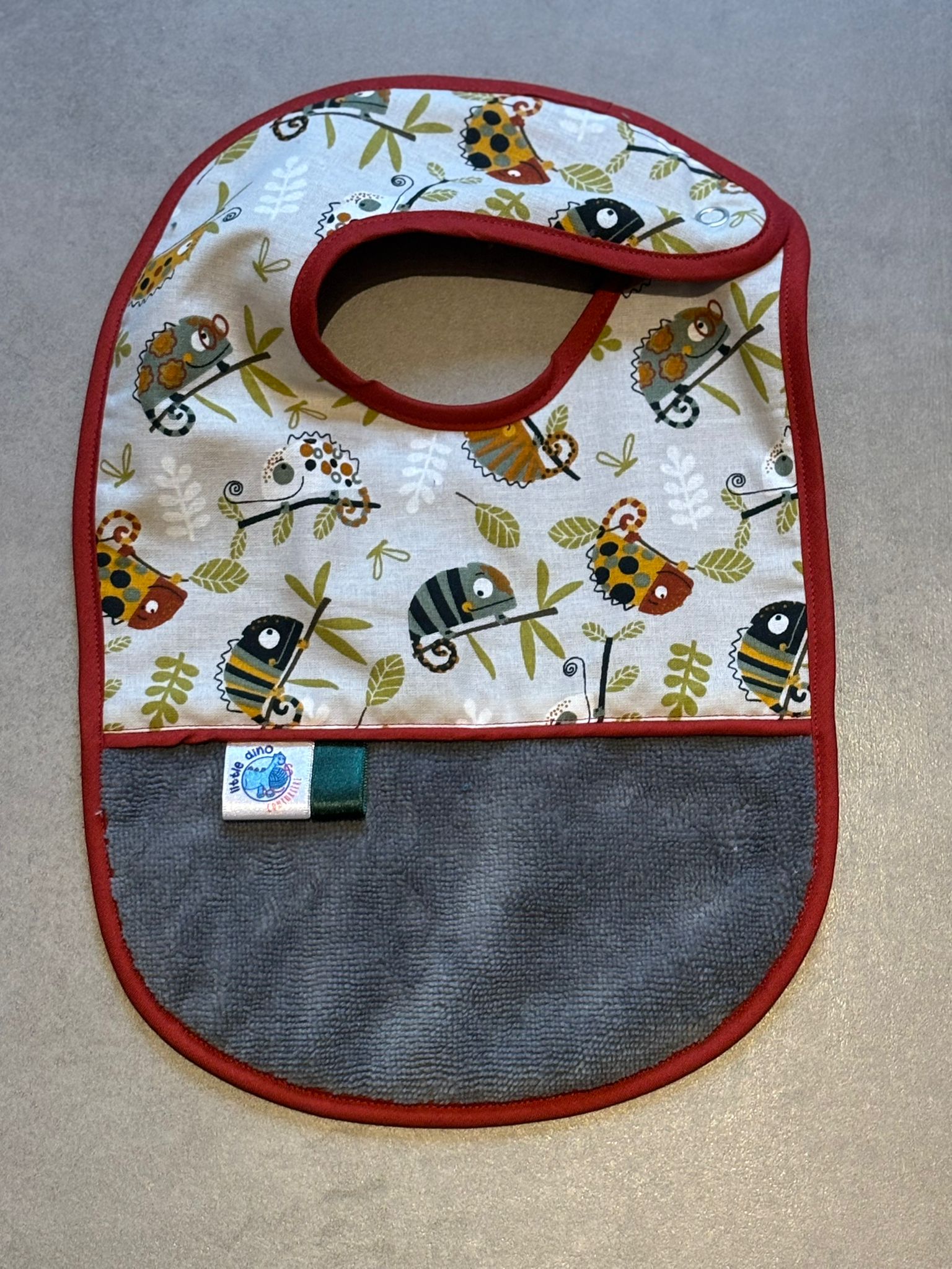 Bavoir OEKO-TEX® – Motif Caméléons & Feuillages