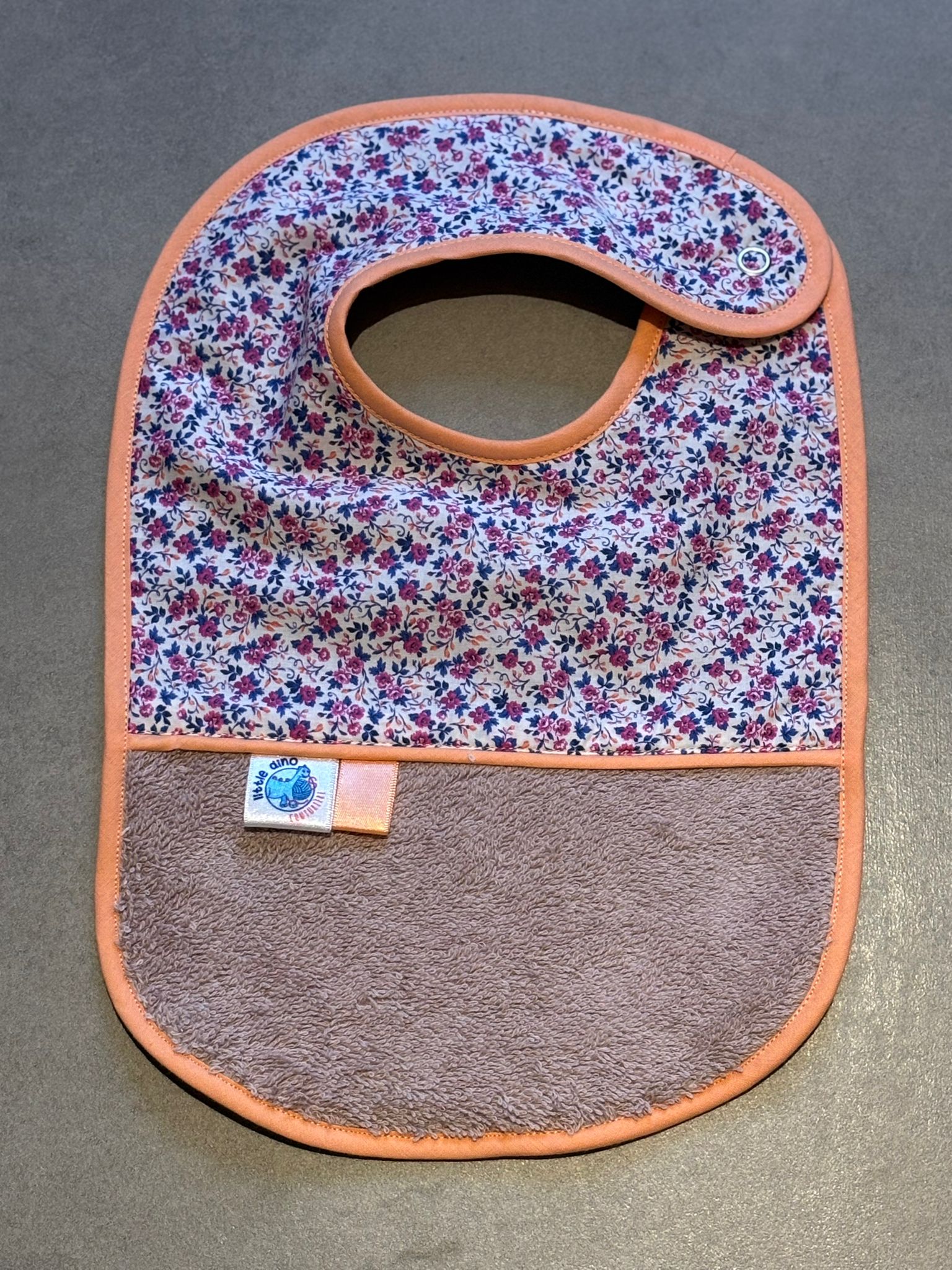 Bavoir OEKO-TEX® – Mini Fleurs Framboise & Pêche